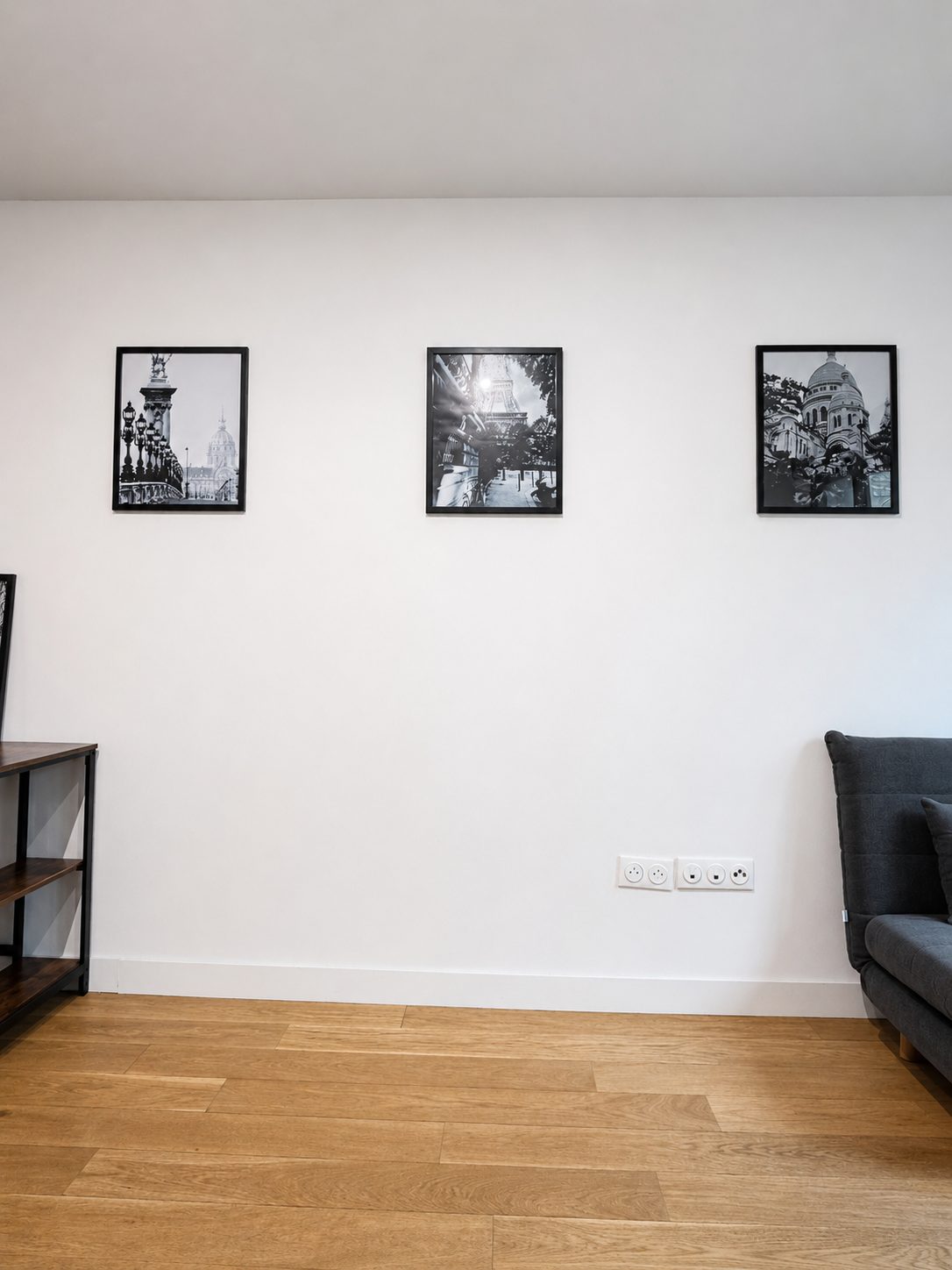 Mur d'art noir et blanc du séjour