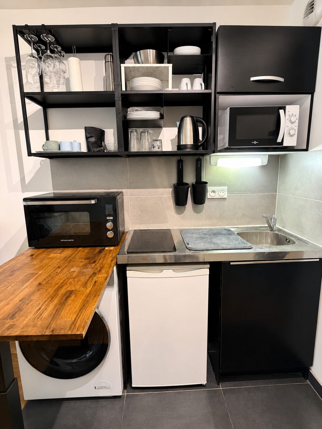 Kitchenette équipée avec plaque, four et lave-linge