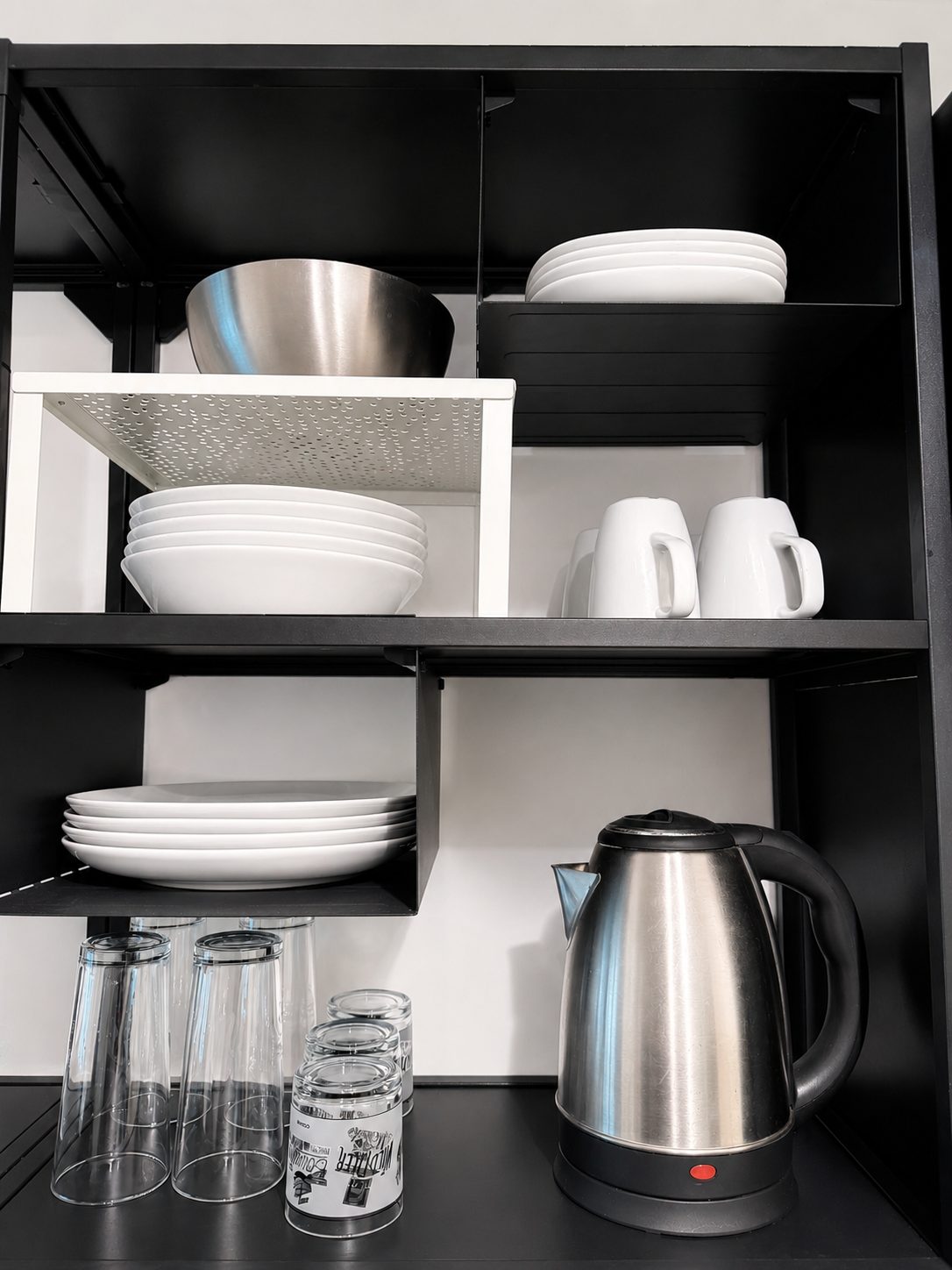 Vaisselle et bouilloire dans les rangements
