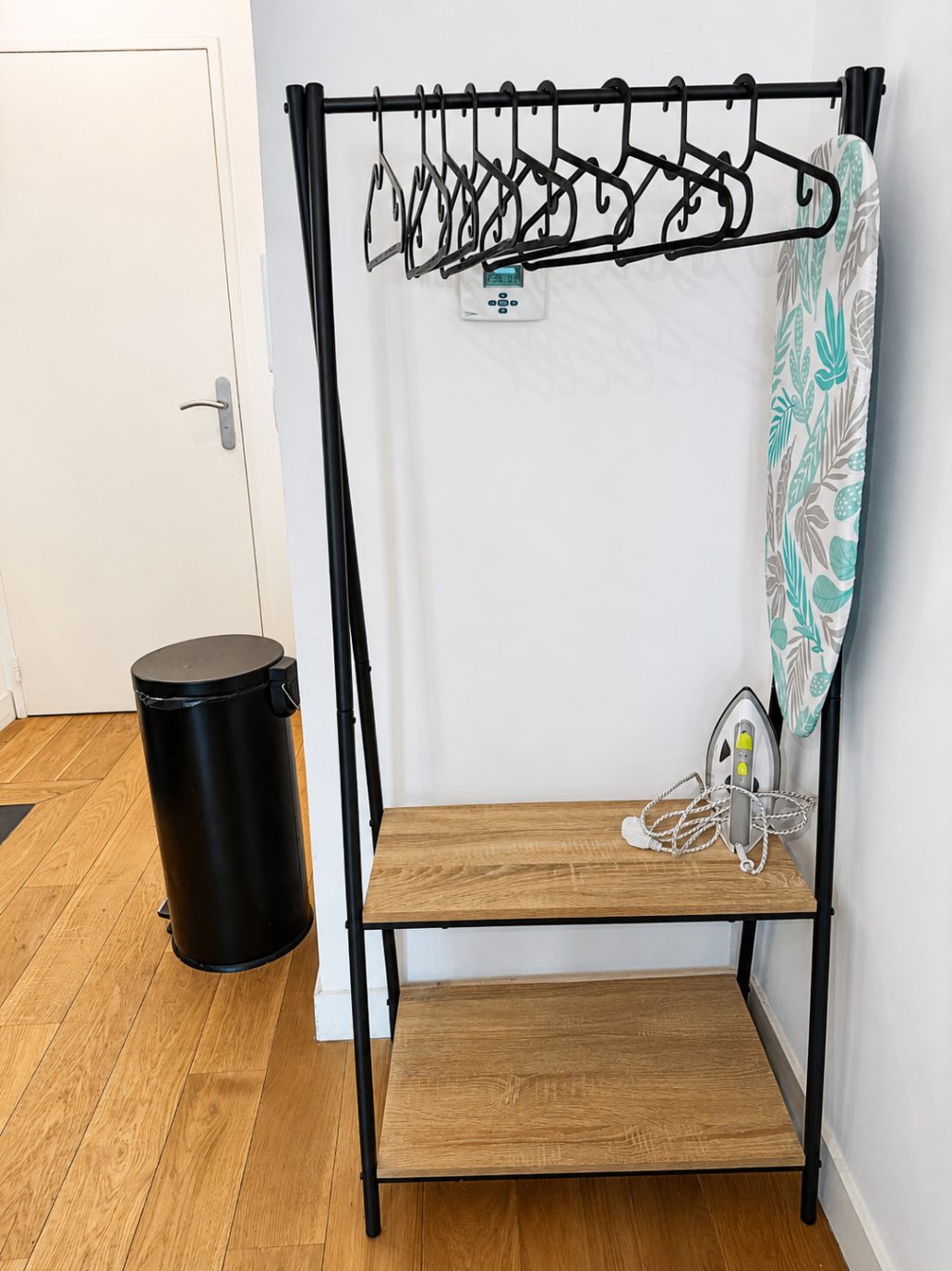 Porte-manteau d'entrée avec cintres
