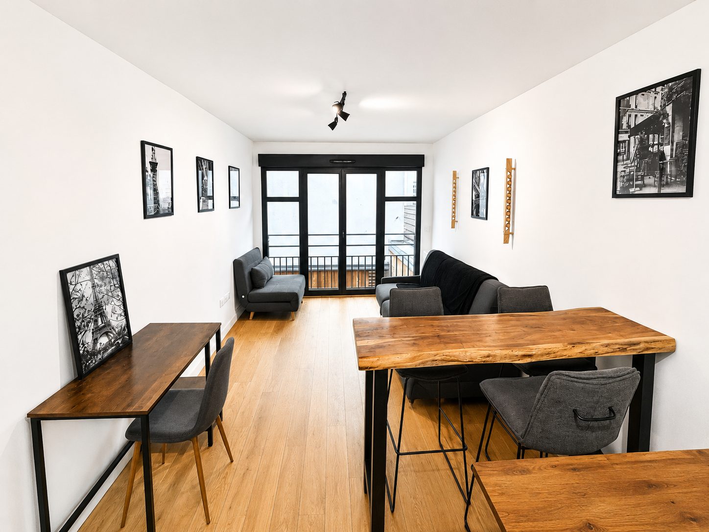 Table à manger en bois avec chaises