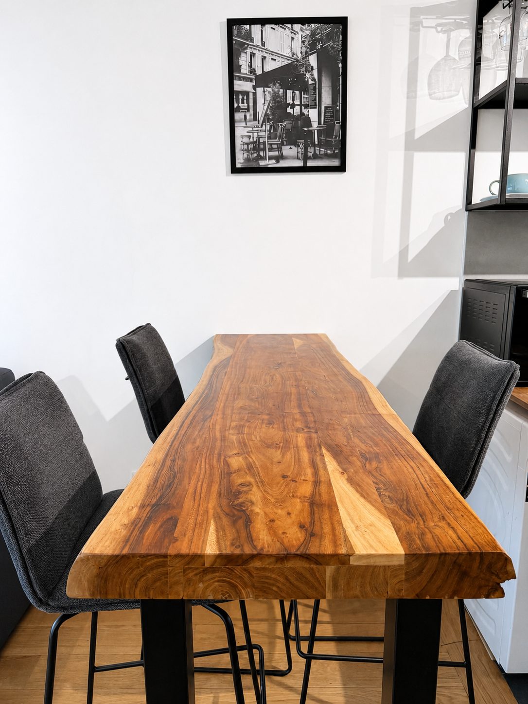 Table haute en bois massif avec tabourets