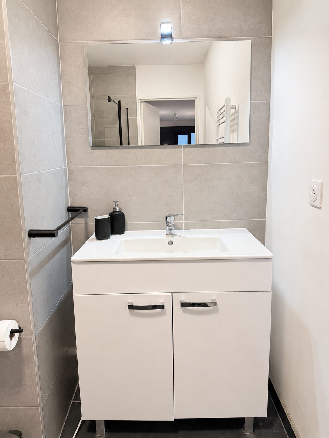 Vasque de salle de bain avec miroir