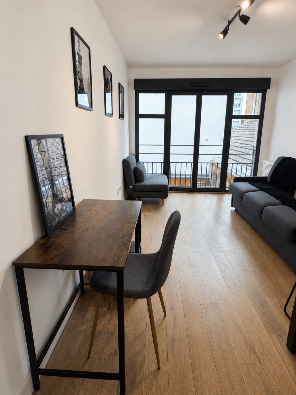 Bureau en bois avec chaises et canapé au fond