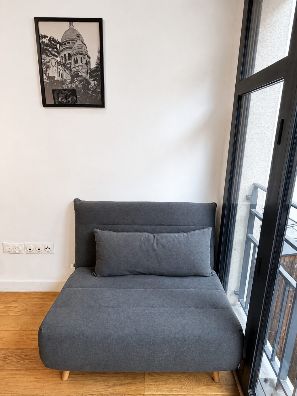 Fauteuil convertible près de la fenêtre