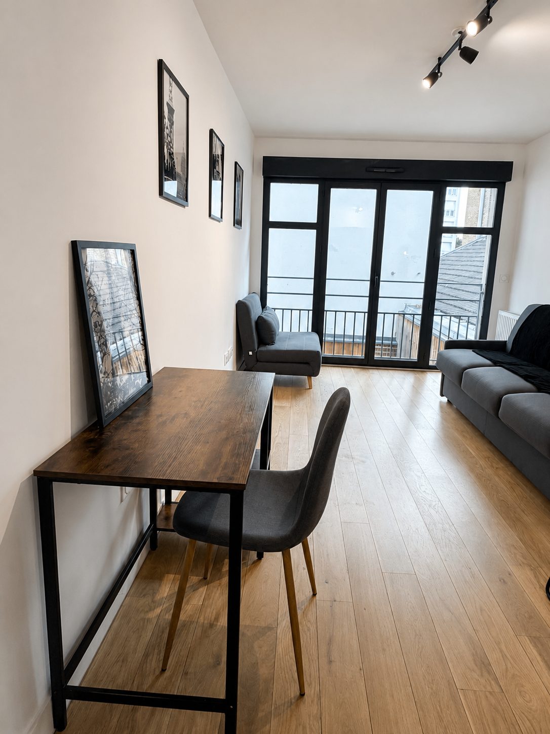 Salon avec bureau et baie vitrée