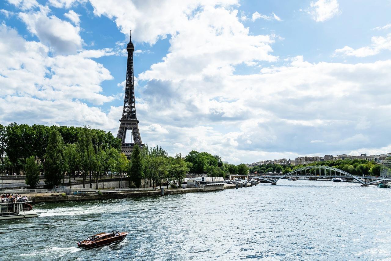 Le matin, sur les quais.