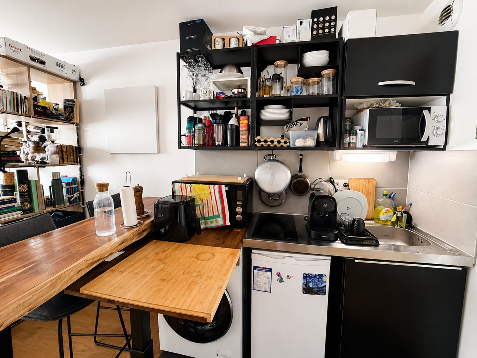 Kitchenette entièrement équipée avec plaque, four micro-ondes et machine à café